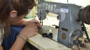 Impulsan el trabajo del taller de sastrería de la cárcel de mujeres