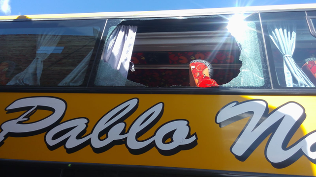 Estallada. La ventanilla lateral de un pasajero tras un ataque en diciembre en Avellaneda y Circunvalación.