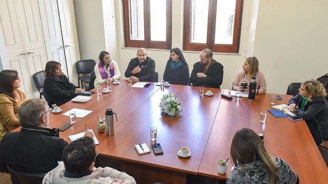 Diputados recibieron a despedidos de Agricultura Familiar