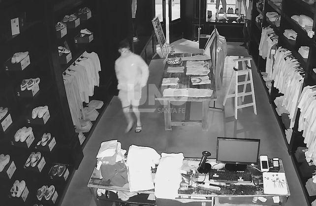 En plena peatonal santafesina. Pese a las cámaras de seguridad del comercio y a la iluminación del microcentro