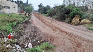 Vecinos de calle Gobernador Tibiletti entre Caputto y Doctor Martínez de Paraná aseguran que con cada lluvia no pueden circular ni caminando ni en vehículo