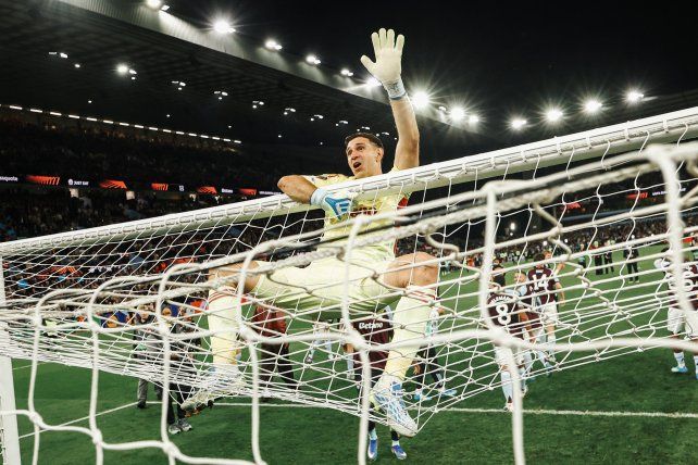 Dibu Martínez en el festejo tras el pasaje de Aston Villa a la final.