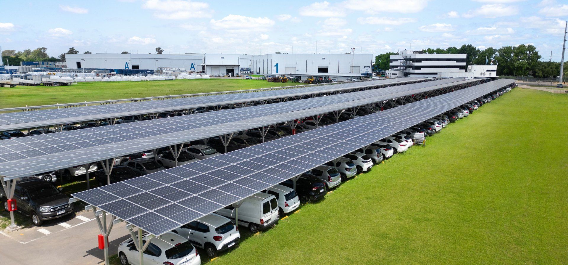 Secco inauguró su carport solar en Rosario para 360 vehículos