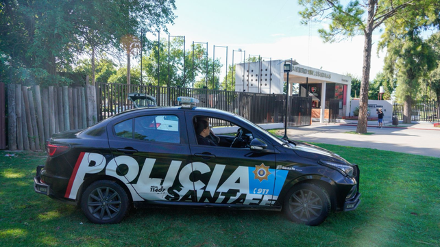 Vigilancia policial en el predio José Griffa de Newells. La custodia se renovó esta mañana