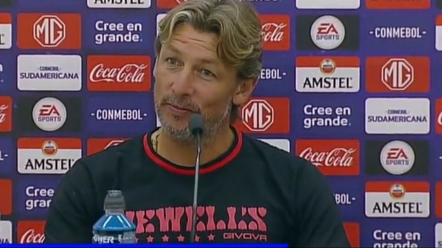 La cara lo dice todo. El Gringo Heinze recibió un inesperado elogio durante la conferencia de prensa. (Imagen de TV)