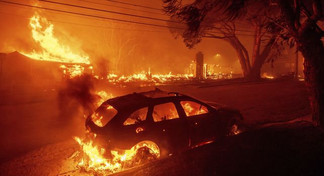 El incendio consume un coche en Pacific Palisades, Los Ángeles, 