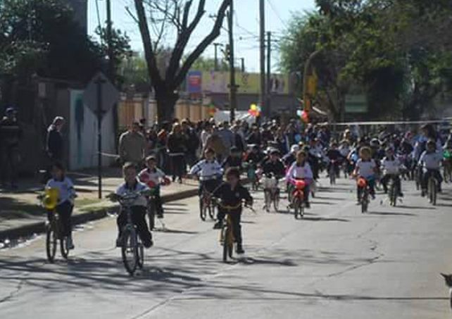 Los chicos de Yapeyú festejaron paseando en bici por el barrio