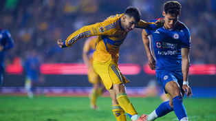 Angel Correa saca el remate y un pie de Orozco se traba en el césped. Gravísima lesión que dejaría al jugador mexicano fuera del Mundial 2026