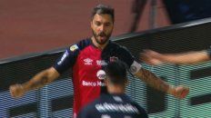 Scocco peinó una pelota enviada por Panchito González y marcó el único gol de la Lepra. Scocco peinó una pelota enviada por Panchito González y marcó el único gol de la Lepra.