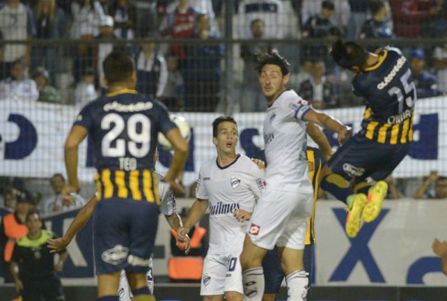 En el aire. Camacho saltó bárbaro detrás de Colotto