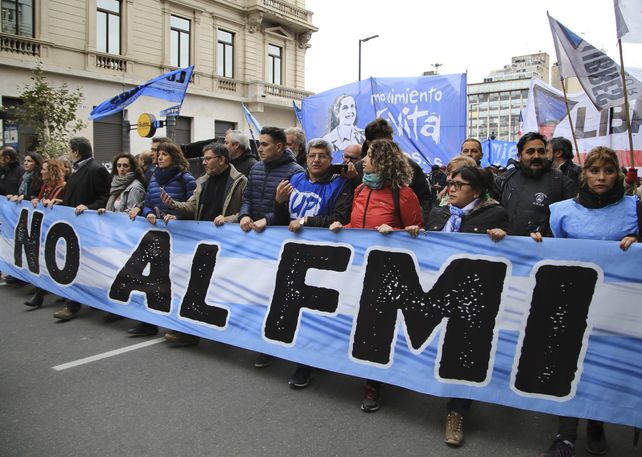 Mayo 2018: protestas de sindicatos, organizaciones sociales y territoriales, ONGs, organizaciones Universitarias contra el préstamo y regreso del FMI a Argentina. 