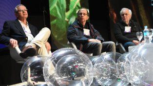 Por El suelo. Rodolfo Gil, Mario Castiglioni y Alejandro Costantini, en uno de los paneles de Aapresid.