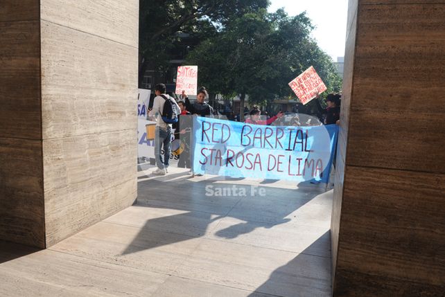 Vecinos del oeste de la ciudad se manifestaron frente a la Municipalidad