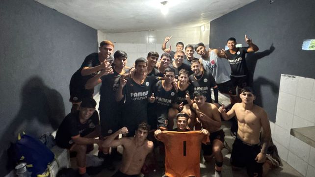 Felices. Toda la alegría de Adiur tras vencer a Oriental