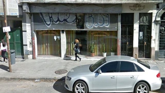 Una mujer tiene en un negocio el cadáver de su padre