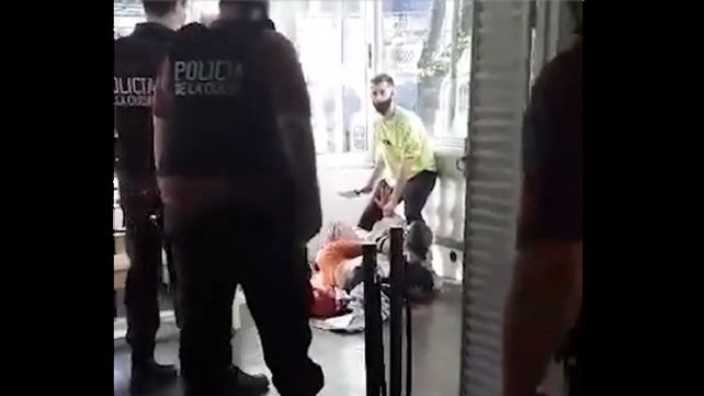Entró a cuchilladas en una clase de danza y lo balearon