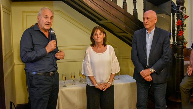 Escenario. Guillermo Moretti realizó el brindis de fin de año junto a Ciciliani y Bonfatti.