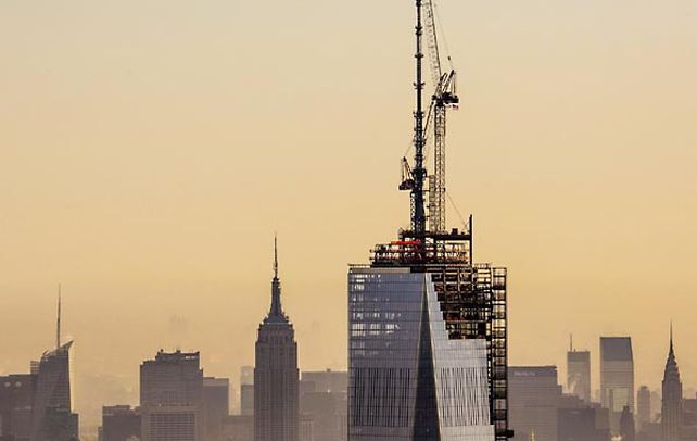 1) El imponente edificio de oficinas estará terminado para 2014. 2 y 3) La antena de 124 metros es izada junto a una bandera estadounidense por una enorme grúa. Posteriormente
