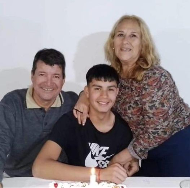 Un posteo en la red social del Centro Educativo Cuatro Vientos donde se ve a Bladimir con sus&nbsp; padres.