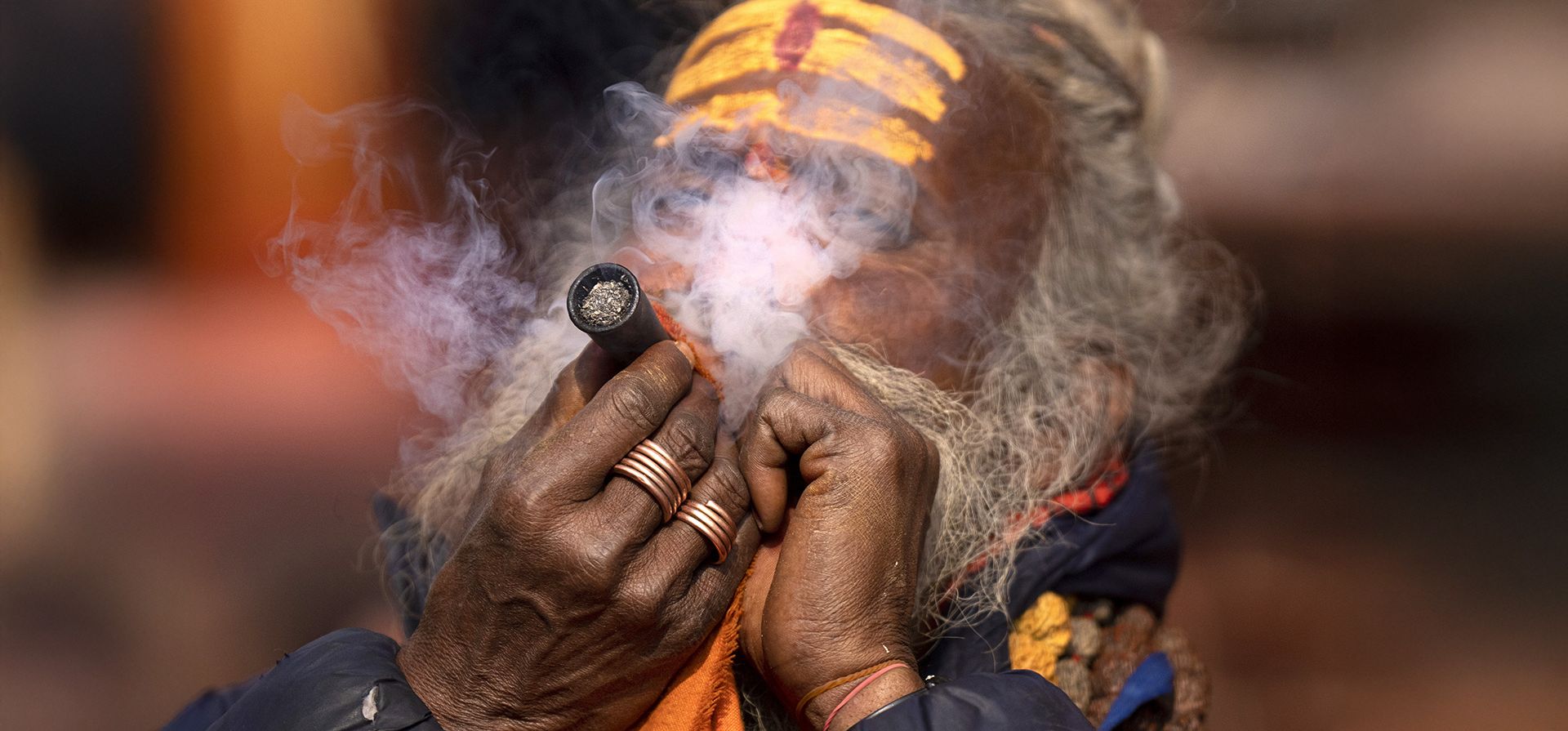 Un hombre santo fuma marihuana en el templo hindú Pashupatinath durante el festival Shivaratri en Katmandú, Nepal, el miércoles 2 de febrero de 2016. 26 de octubre de 2025. (Foto AP/Niranjan Shrestha) Un hombre santo fuma marihuana en el templo hindú Pashupatinath durante el festival Shivaratri en Katmandú, Nepal, el miércoles 2 de febrero de 2016. 26 de octubre de 2025. (Foto AP/Niranjan Shrestha)