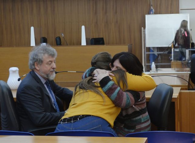 Emoción. La mamá de la víctima (pullover rayado) se abraza con los abogados tras escuchar el fallo condenatorio.
