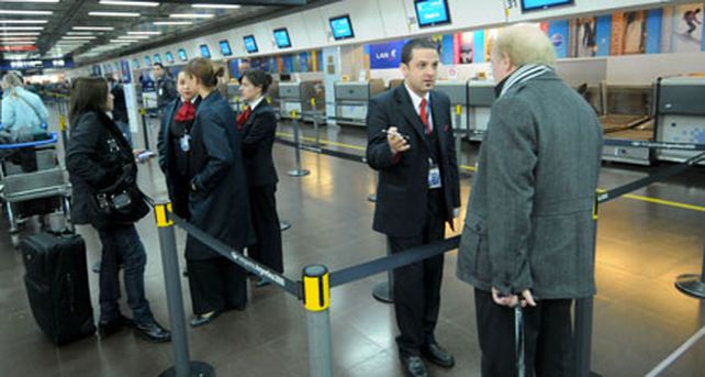Ezeiza y Aeroparque reanudaron los vuelos tras el cierre por cenizas
