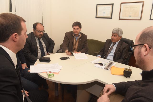 Pullaro junto al fiscal regional Jorge Baclini y otros funcionarios en la reunión de esta mañana