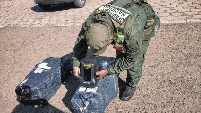 En dos camiones llevaban 128 kilos de hojas de coca y astas de ciervos