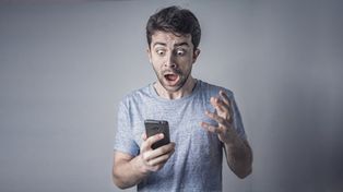 Santiago del Estero: le revisó el celular a su vecino y descubrió a su esposa en un video porno