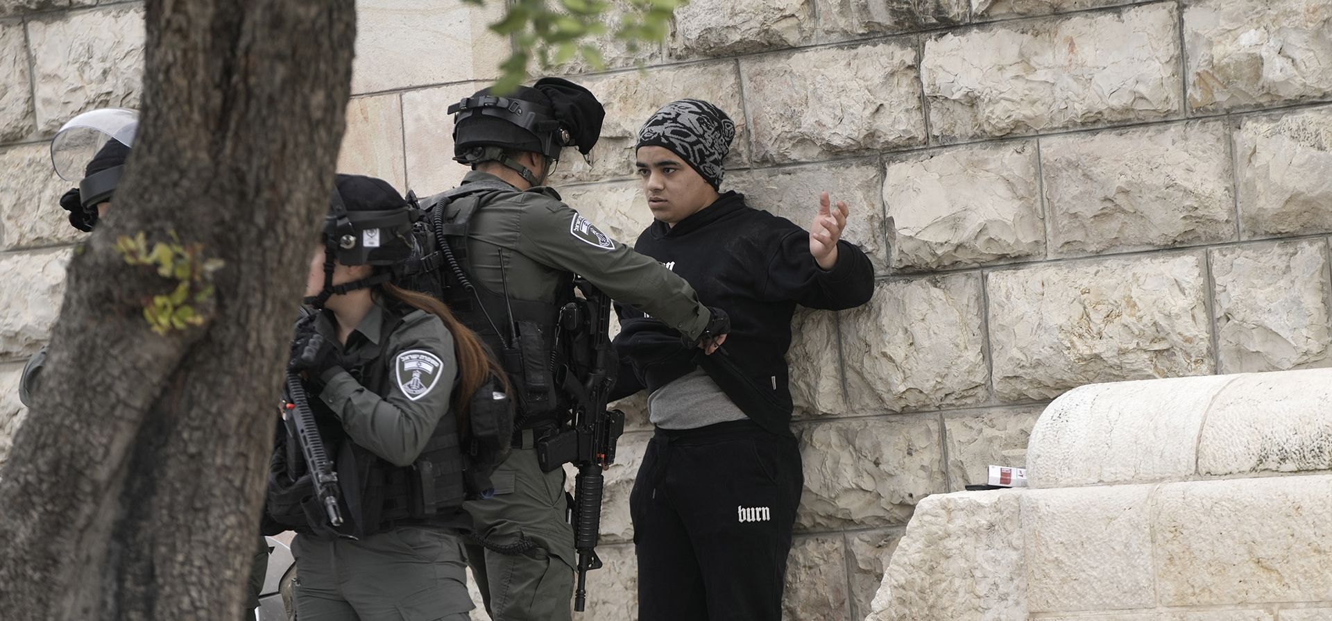 Un oficial de la policía fronteriza israelí registra a un adolescente palestino afuera del complejo de la Mezquita de Al-Aqsa en la Ciudad Vieja de Jerusalén antes de las oraciones del viernes, viernes 23 de febrero de 2024. A muchos fieles no se les permitió entrar y, en cambio, oraron afuera. (Foto AP/Mahmoud Illean) Un oficial de la policía fronteriza israelí registra a un adolescente palestino afuera del complejo de la Mezquita de Al-Aqsa en la Ciudad Vieja de Jerusalén antes de las oraciones del viernes, viernes 23 de febrero de 2024. A muchos fieles no se les permitió entrar y, en cambio, oraron afuera. (Foto AP/Mahmoud Illean)