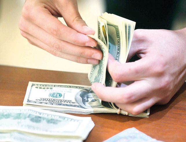 Pronostican que el dólar se seguirá abaratando en 2017