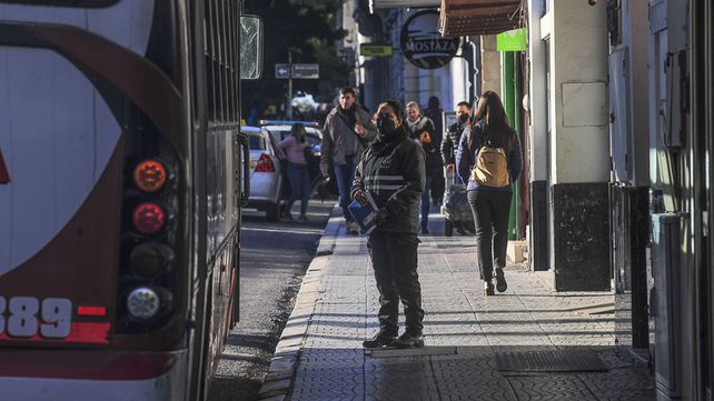 Reducen colectivos en las calles y los usuarios no saben cuándo pasan