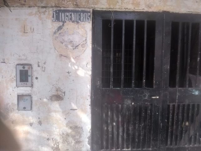 Las marcas de los balazos quedaron en la pared de la casa y comercio de José Ingenieros y Aguapey
