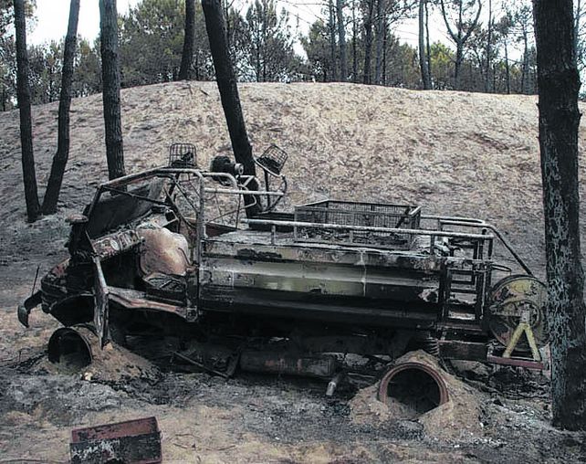 Devastación. Un Unimog de los bomberos fue consumido por las llamas.&nbsp;