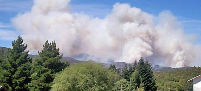 Presentan denuncia penal por el incendio, que ya afect&oacute; 1.600 hect&aacute;reas en Chubut