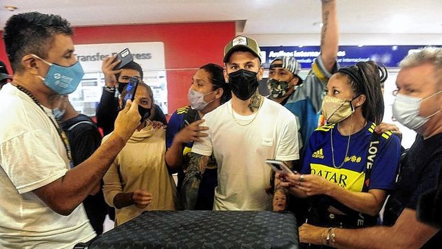 Darío Benedetto fue recibido por un grupo de hinchas de Boca en Ezeiza.