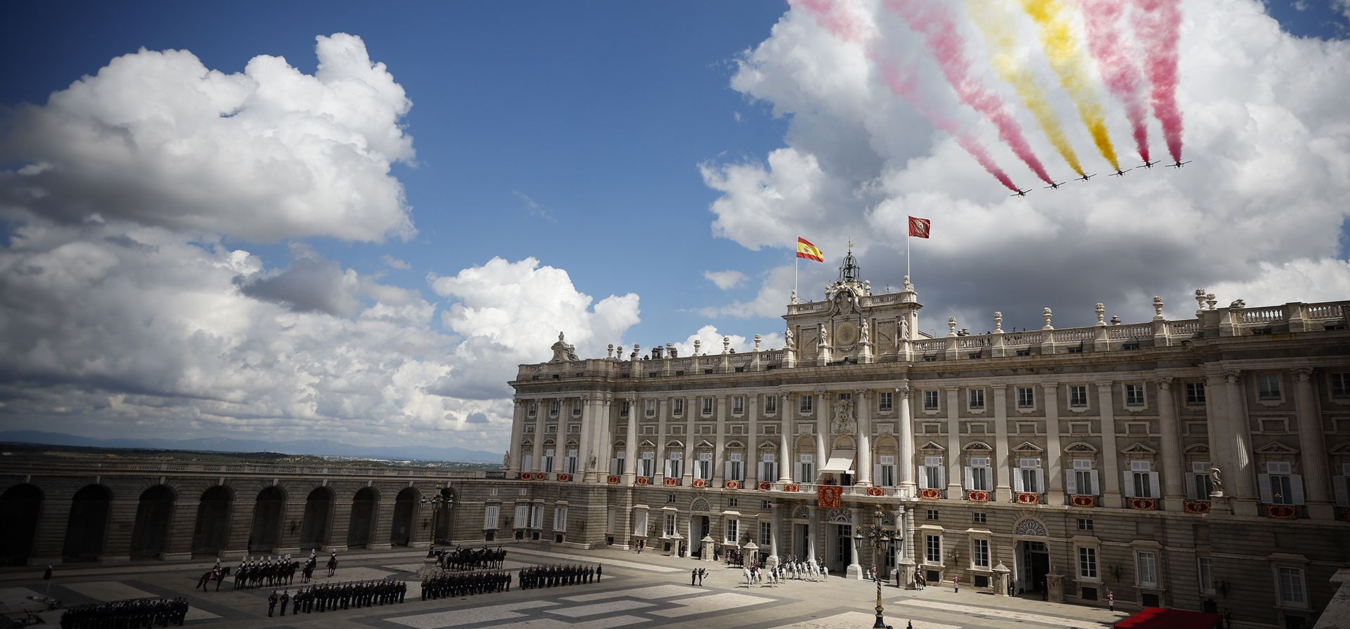 El equipo acrobático de la Fuerza Aérea Española 'Patrulla Aguila' sobrevuela el Palacio Real durante las conmemoraciones del décimo aniversario de la proclamación del Rey Felipe VI de España, en Madrid, España, el miércoles 19 de junio de 2024.(Juan Medina/Pool Photo vía AP) El equipo acrobático de la Fuerza Aérea Española 'Patrulla Aguila' sobrevuela el Palacio Real durante las conmemoraciones del décimo aniversario de la proclamación del Rey Felipe VI de España, en Madrid, España, el miércoles 19 de junio de 2024.(Juan Medina/Pool Photo vía AP)