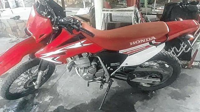 La moto que consiguió el policía a cambio de armas que habría robado de la fuerza