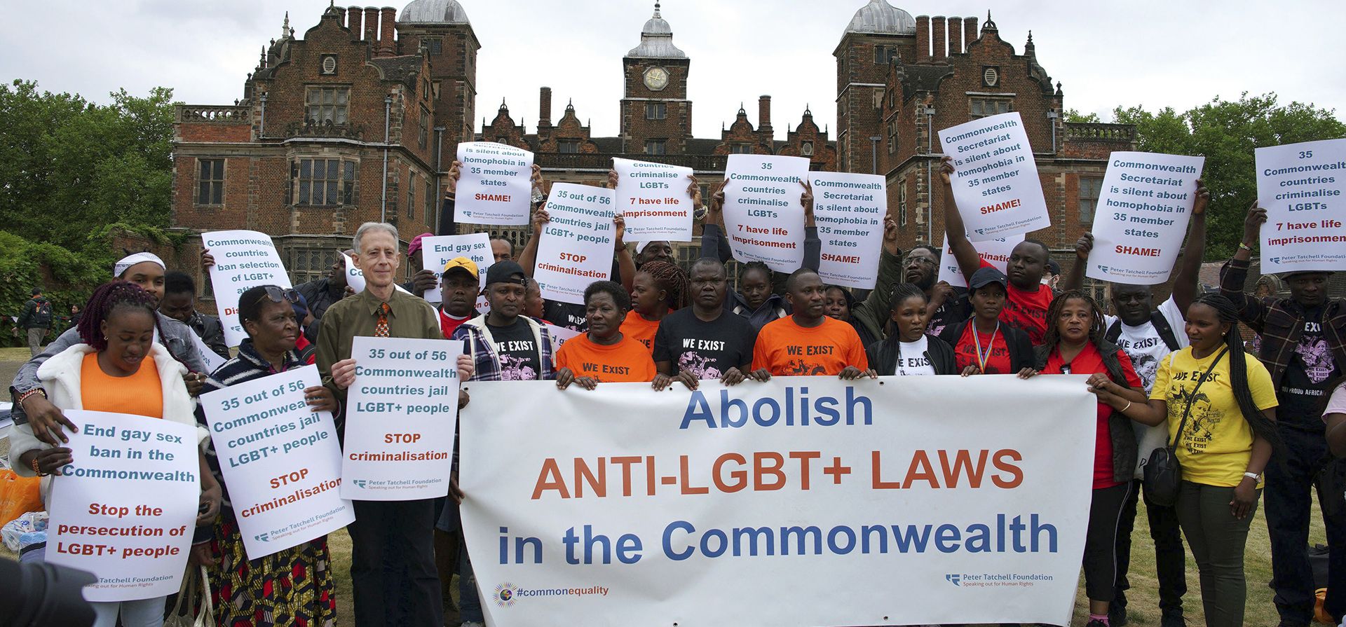 Activistas sostienen carteles y pancartas durante una protesta LGBTQ+ en Aston Hall antes de los Juegos de la Commonwealth en Birmingham, Inglaterra, el jueves 28 de julio de 2022.