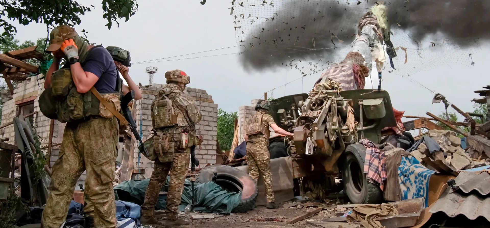 Soldados rusos disparan un obús de 152 mm en un lugar no revelado de Ucrania. Fotografía: AP Soldados rusos disparan un obús de 152 mm en un lugar no revelado de Ucrania. Fotografía: AP