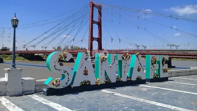 El cartel de la Costanera con arreglos florales en el cumpleaños de la ciudad