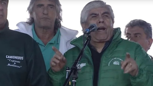 Moyano amenazó con un paro nacional de camioneros para el jueves 14