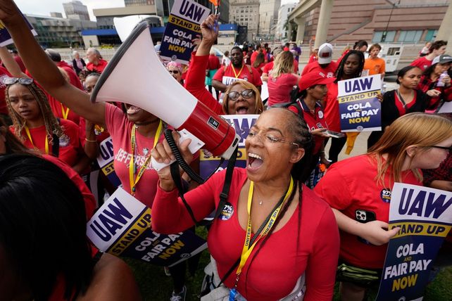 La representante gremial Tasha Johnson habla por megáfono en una manifestación en las calles de Detroit.
