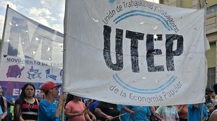 La movilización marchó a Casa de Gobierno y el Ministerio de Desarrollo Humano para protestar contra el hambre y la eliminación del programa nacional Volver al Trabajo bajo la consigna “Trabajo sin salario es esclavitud”.