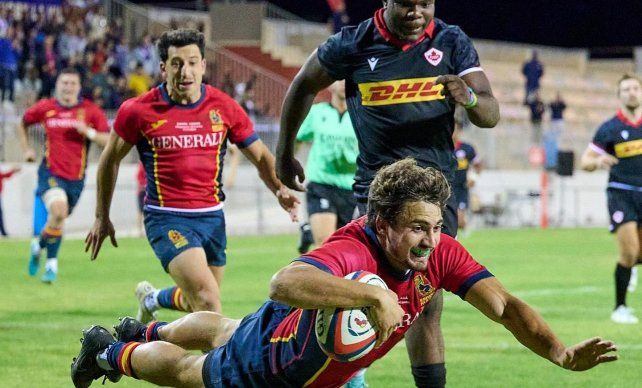 El santafesino Estanislao Bay observa un try de su compañero en el seleccionado de España.