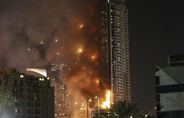 Los bomberos demoraron en apagar el fuego debido a la gran altura del hotel. (Foto: AFP)