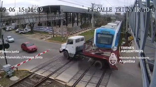 Suspendieron la licencia del camionero que cruzó la barrera y fue embestido por un tren