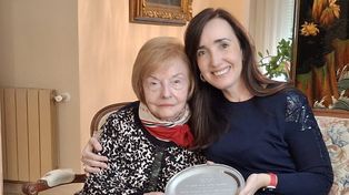 Victoria Villarruel posa junto a Isabel Martinez de Perón en su visita&nbsp;