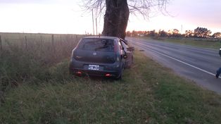 El auto que se cruzó de carril y chocó contra un árbol en la ruta 33. Murieron Ariel y Maximiliano Rolón.&nbsp;