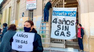 Protestas de chicos y padres por falta de gas en las escuelas del barrio.